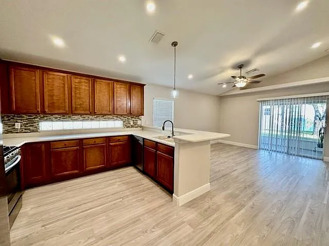 3 bed, 2.0 bath, 1364 sqft, $1,900 — Photo 3