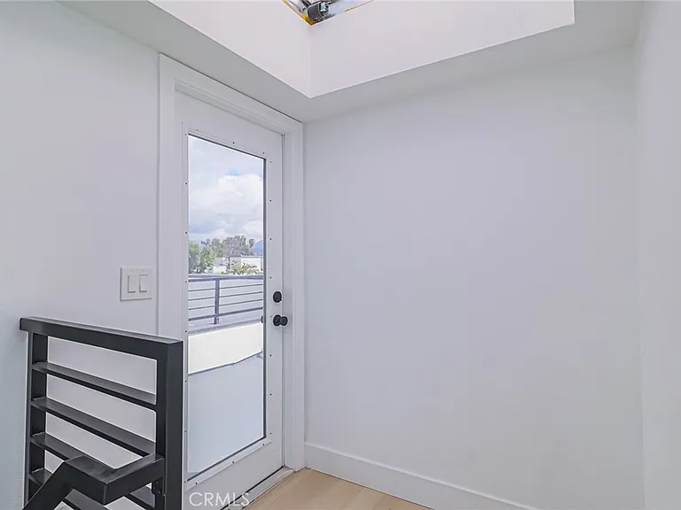 11810 Gilmore St — Photo 33