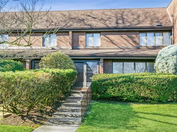 62 Acorn Ponds Drive #62, Roslyn, NY 11576