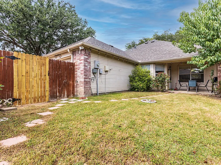 3904 Burnley Dr — Photo 16