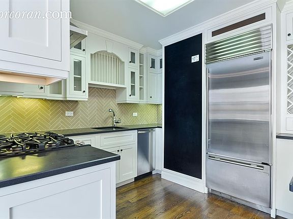 3rd image of 15 W 72nd St APT 12V