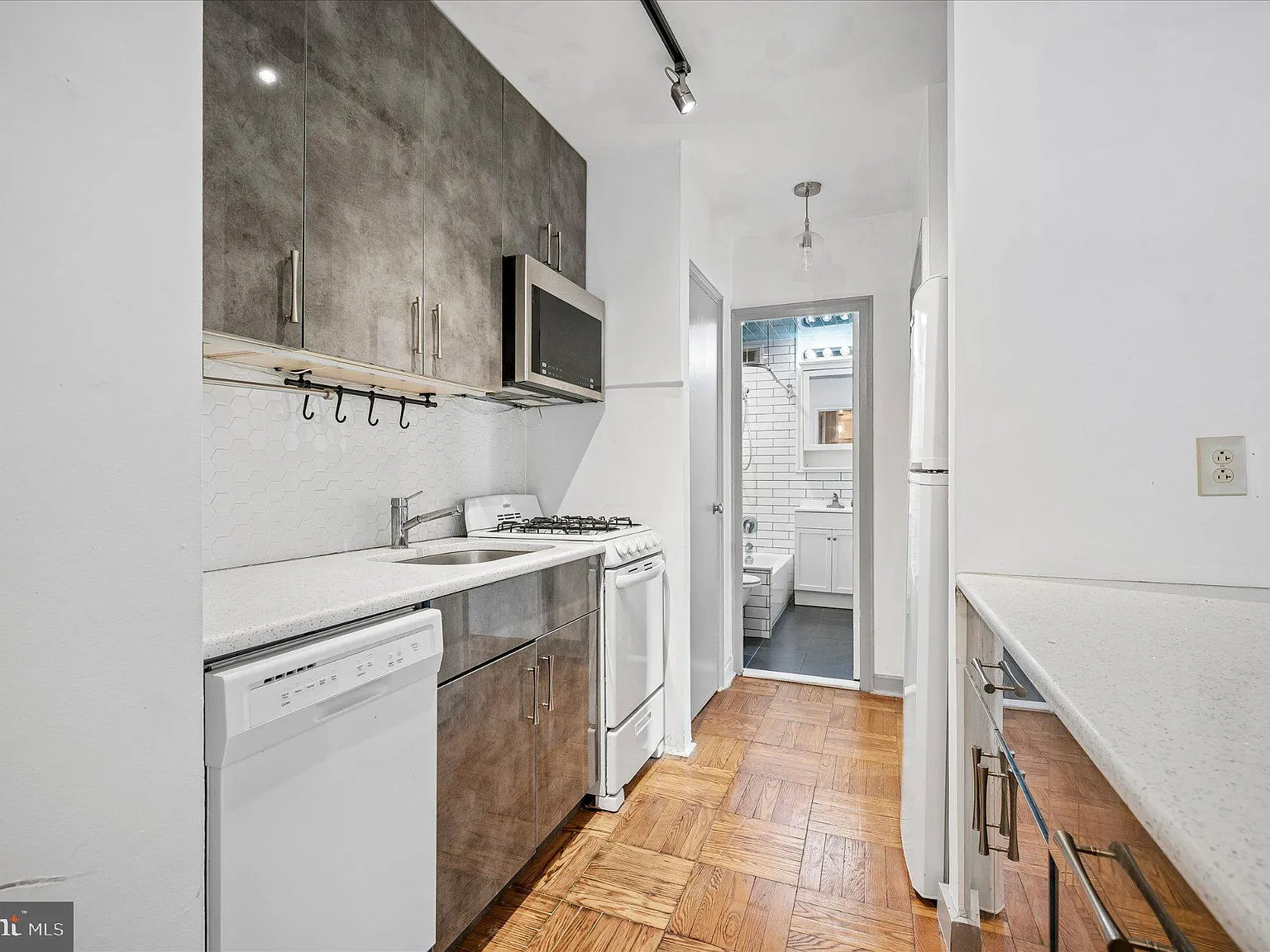 1 bed, 1.0 bath, 589 sqft, $1,700 — Photo 2