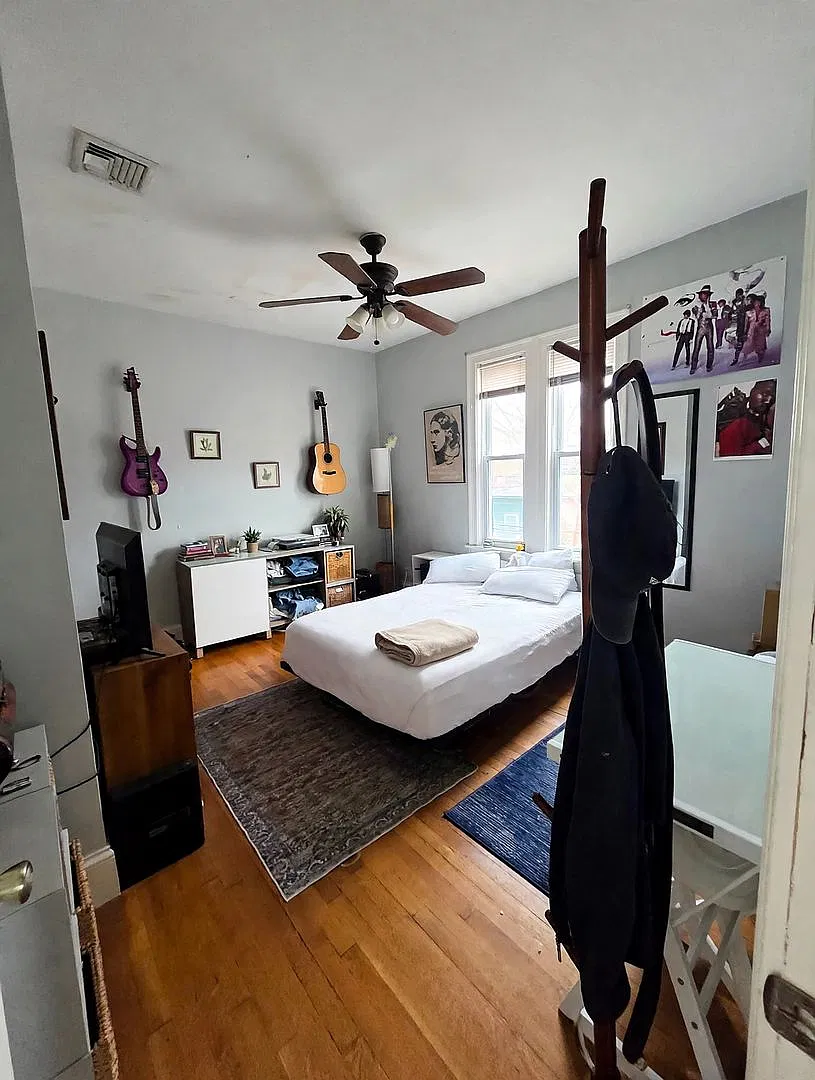 Sunny, Modern Unit near NEU with Laundry in Unit! Spacious and No Fee! — Photo 2