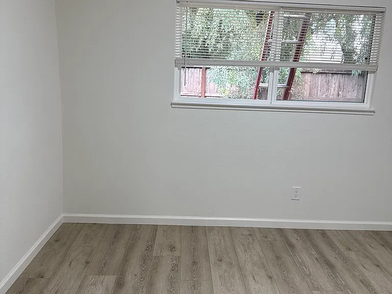 936 Princess Dr — Photo 10
