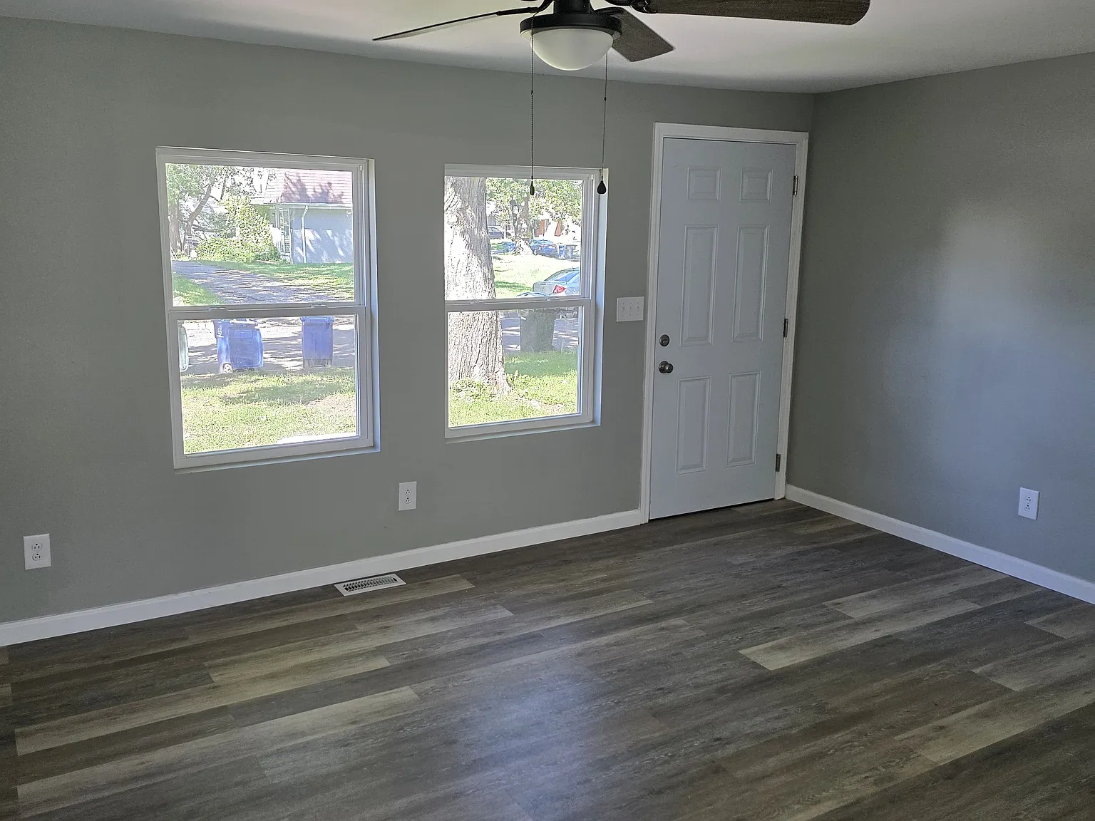 3 bed, 920 sqft, $1,105 — Photo 2