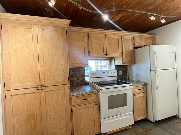 4th image of 1097 Suburban Ave #1