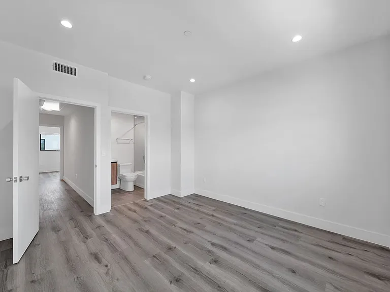 11522 Emelita Property LLC — Photo 40