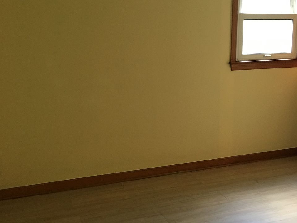 2nd image of 827 Bella Ln