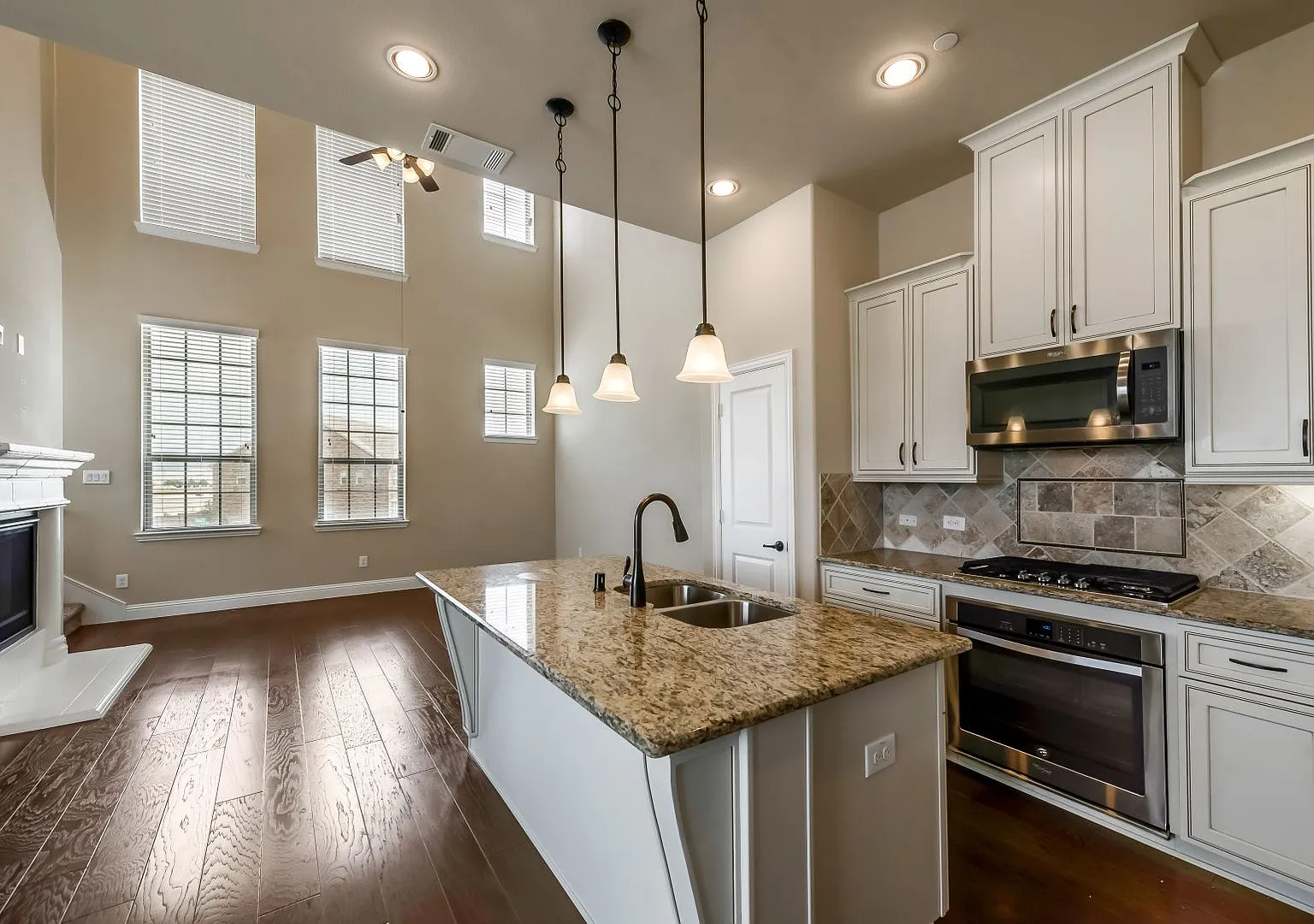 Beautiful 2080+ sqft townhouse 3 Bed 3.5 Bath - Ready to move in — Photo 4