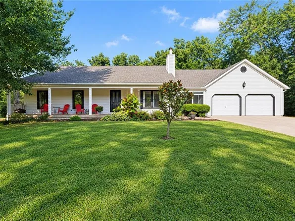 1102 S Elm St, Louisburg, KS 66053