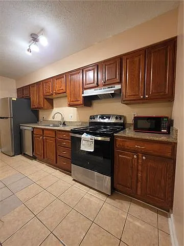 4 bed, 2.0 bath, 1492 sqft, $1,700 — Photo 2