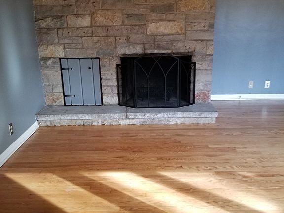 Living Room 23'x15'