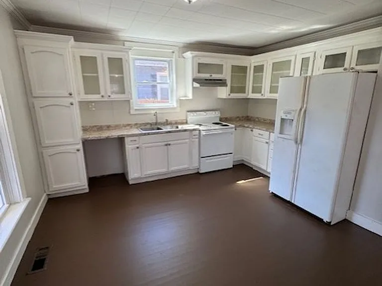 136 Home St — Photo 3