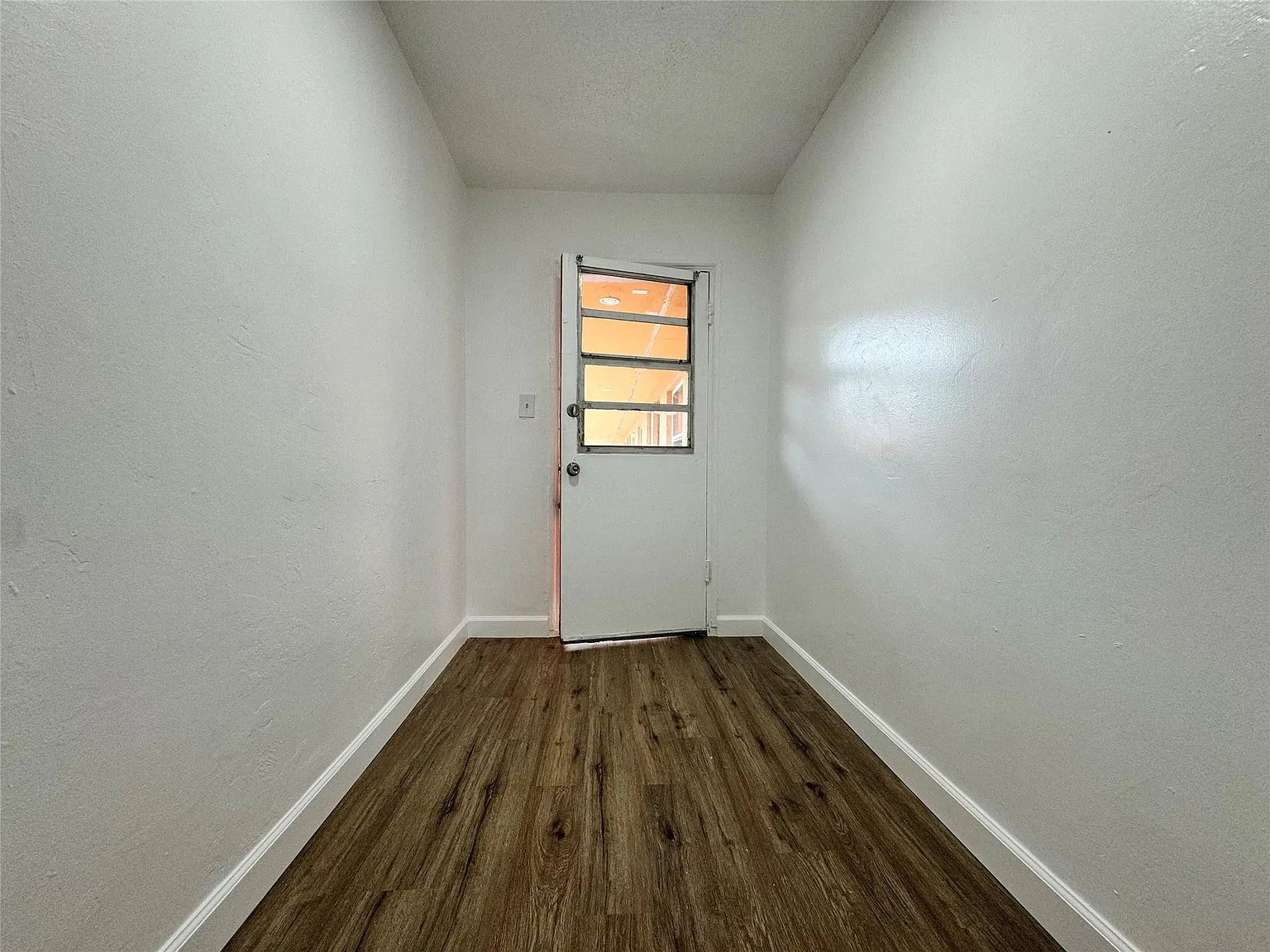 Studio, 1.0 bath, 300 sqft, $1,375 — Photo 2