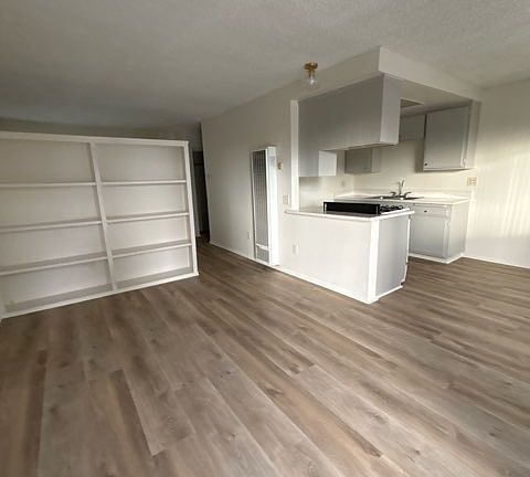 5th image of 216 Cypress Ave #F