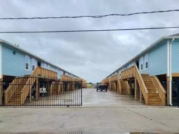 915 24th St, San Leon, TX 77539