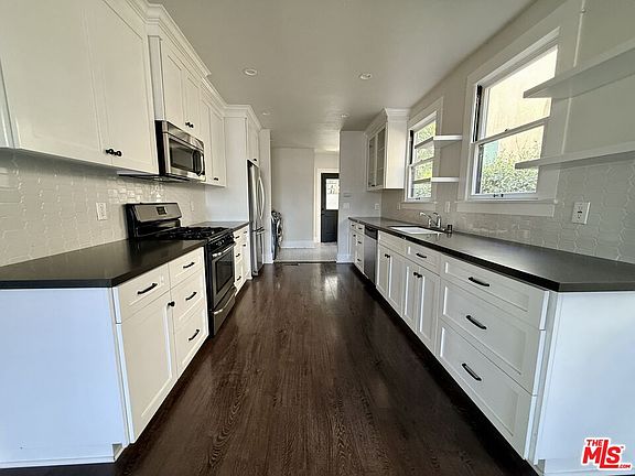 3rd image of 854 Serrano Pl