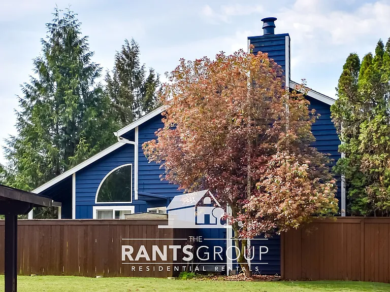 660 Malibu Dr SE — Photo 1