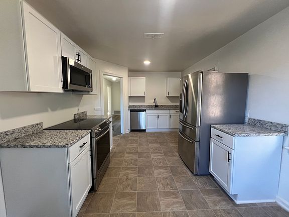 3rd image of 932 Elmhurst Ln