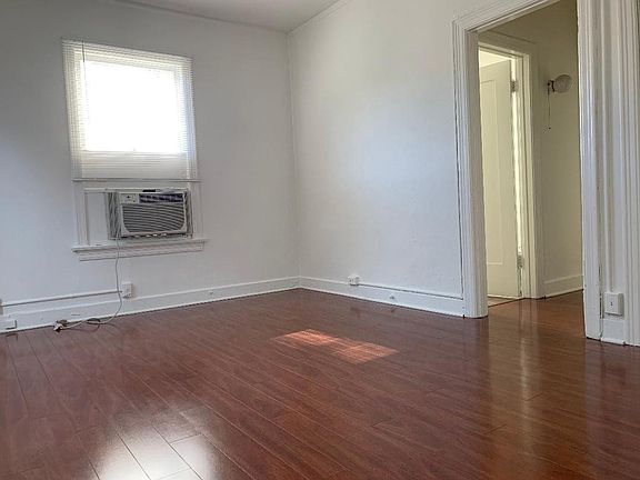 3rd image of 1819 N Kingsley Dr #212