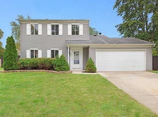 2S081 Waltham Ct, Warrenville, IL 60555