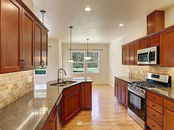 4th image of 18402 40th Ave NW