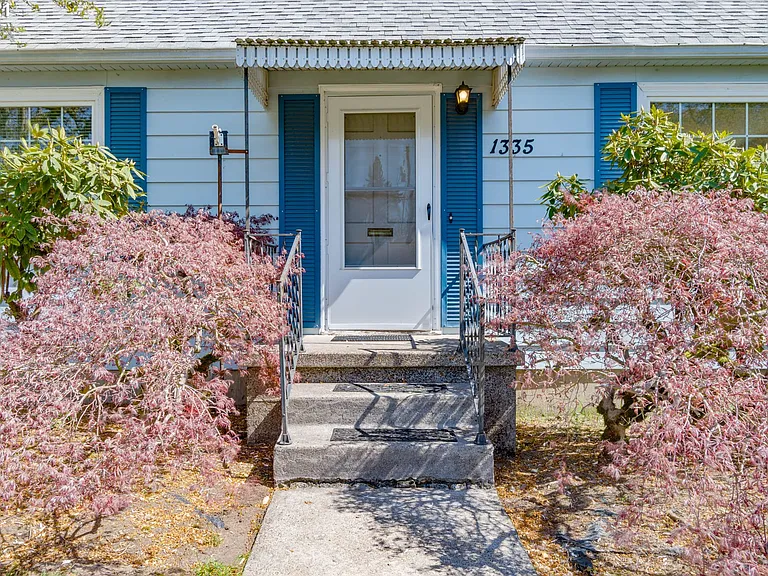 1335 Windsor Dr — Photo 2