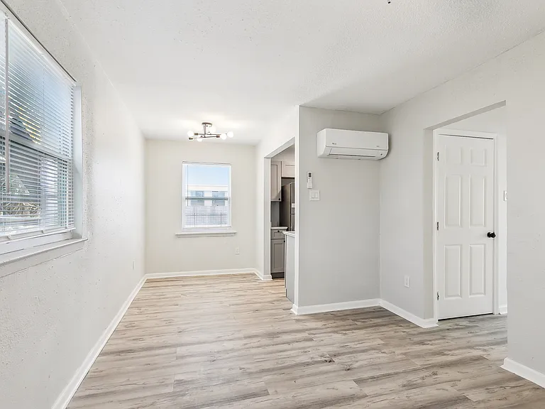 938 Brown Ave — Photo 1