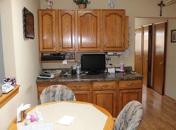 4th image of 584 King Ln