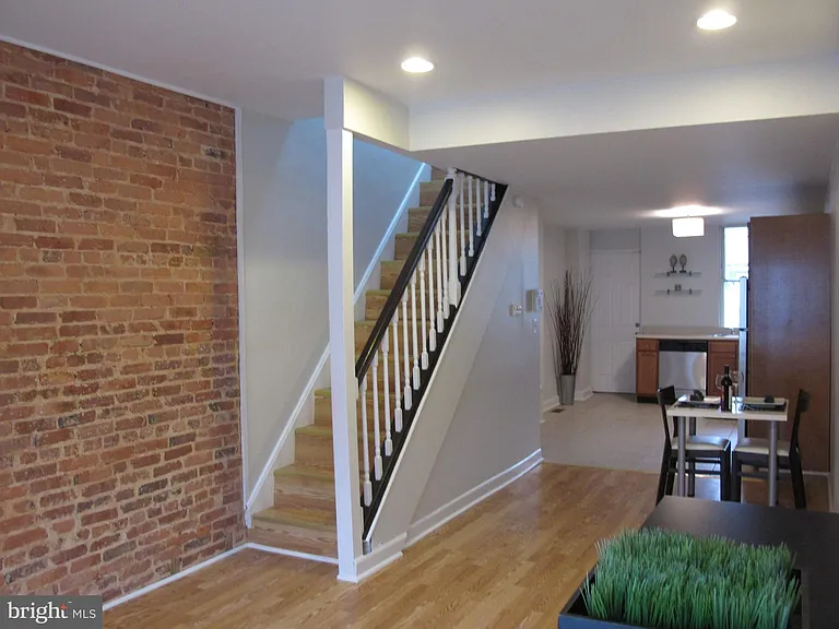 136 N Curley St — Photo 7