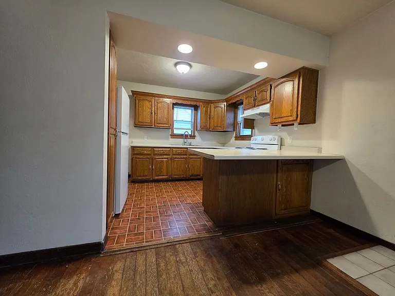 132 McKinley Ave — Photo 1