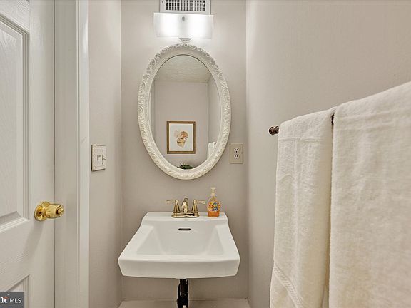 5th image of 42 Stillwood Cir