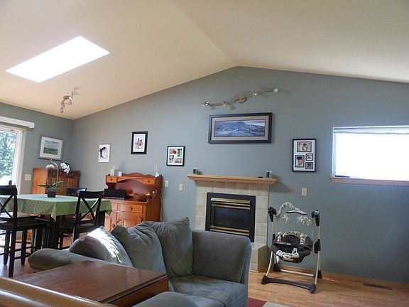 5th image of 460 E Alder Dr