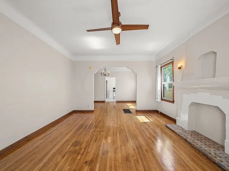 1136 Bennett Ave — Photo 7