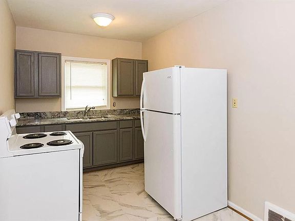 2nd image of 1118 Cooper Dr #3