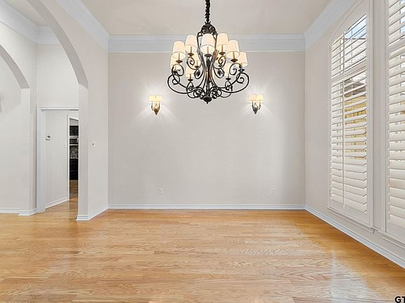 3rd image of 3621 Woods Blvd