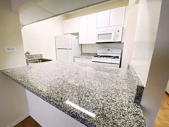4th image of 250 E 40th St APT 38B