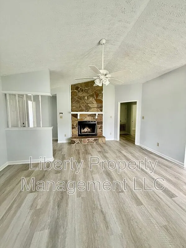 3 bed, 2.0 bath, 1094 sqft, $1,600 — Photo 2