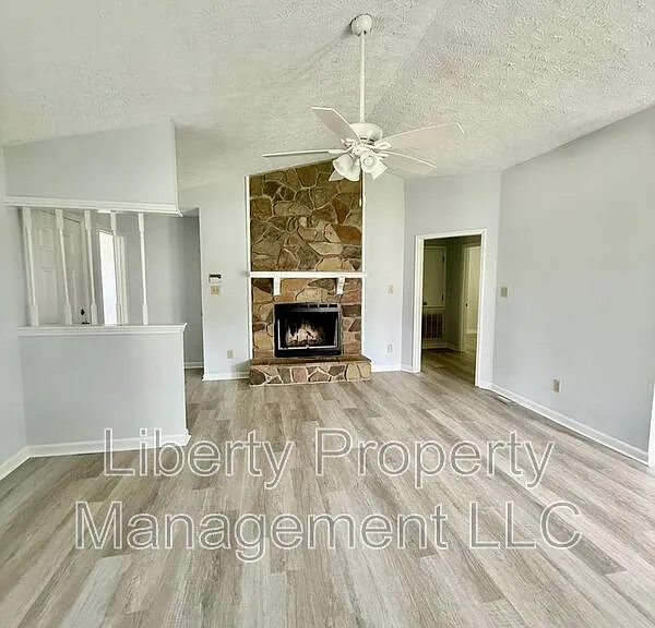 1222 Skyline Dr — Photo 2