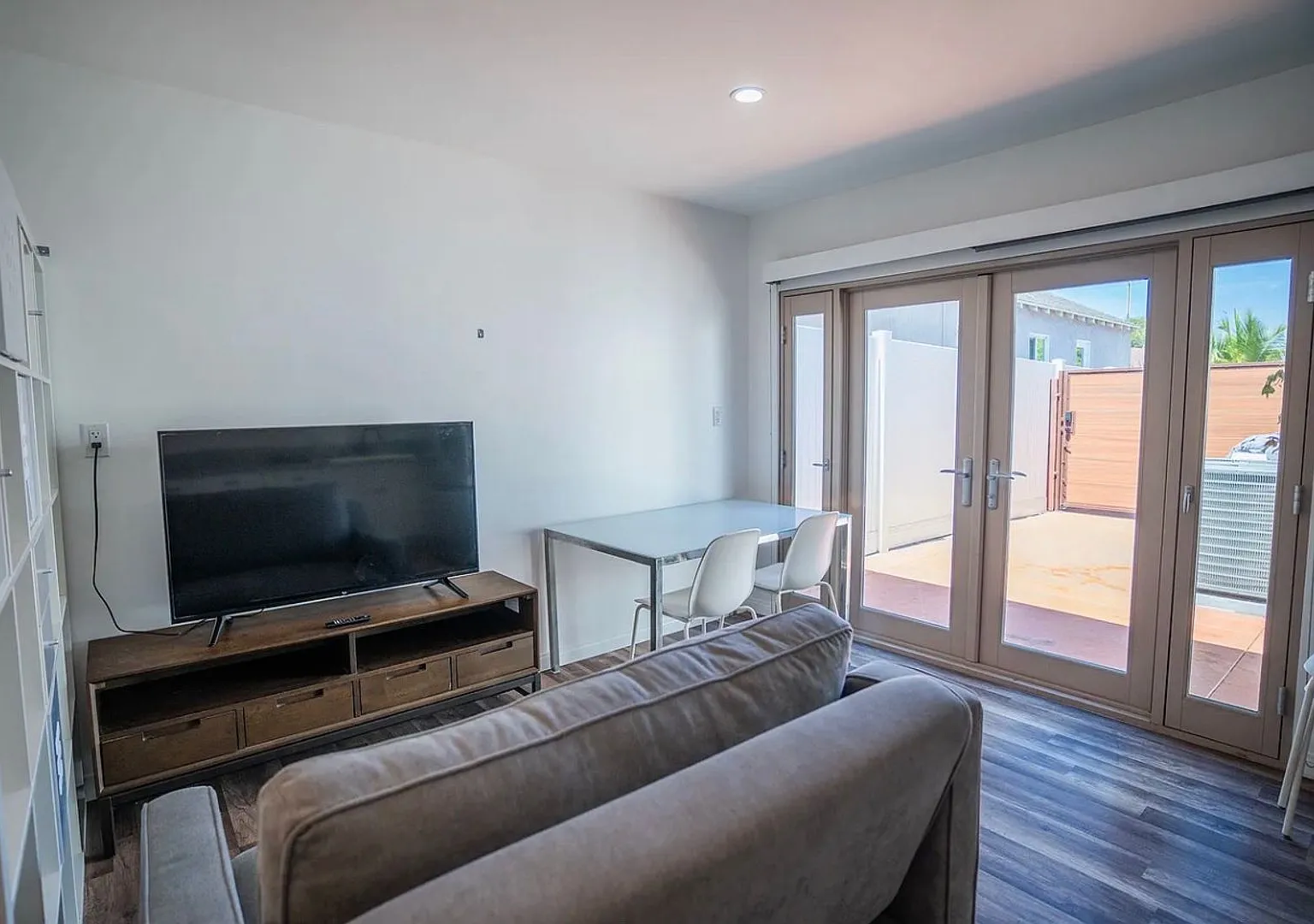 **2021 Euclid Ave #1-A Long Beach** Downstairs Studio 1 bath !! 2 weeks free OAC — Photo 2