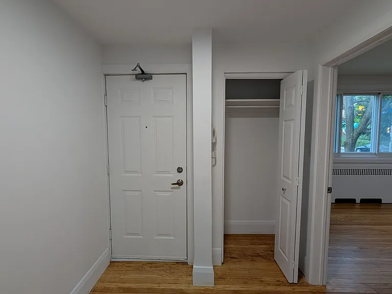 324 Laurier Ave E #MAIN — Photo 3