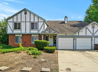 12 Wake Robin Ct #1-102, Woodridge, IL 60517