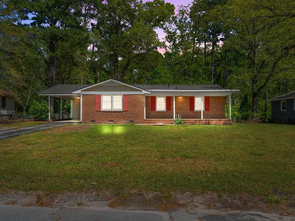 1028 Riverside Cir, Spring Lake, NC 28390