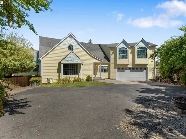 1562 NW Calkins Ave, Roseburg, OR 97471