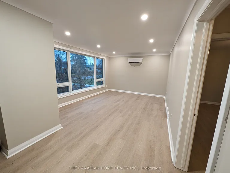 60 Campbell Cres #1 — Photo 3