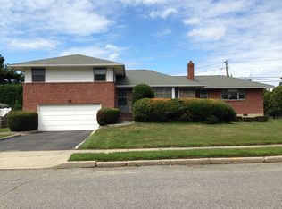 17 David Dr, Syosset, NY 11791
