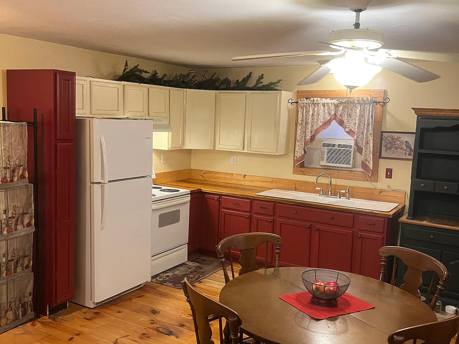 2 bed, 896 sqft, $1,600 — Photo 3