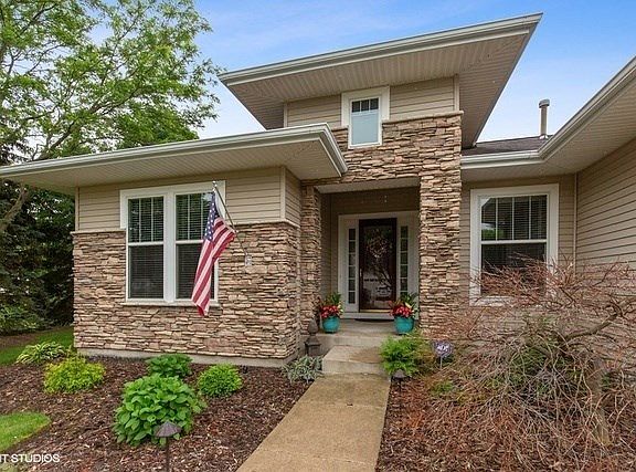 STONE ELEVATION, PROFESSIONALLY LANDSCAPED GOLF COURSE LOT!