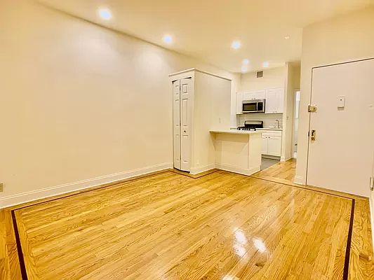 4th image of 531 W 45th St APT 2C