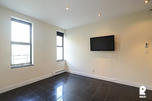 Rented by REZI | media 16